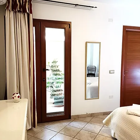 Giarranas House - With Coutyard Apartmán